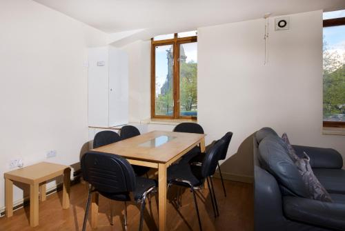 Posezení v ubytování Liverpool City Centre Private Rooms including smart TVs - with Shared Bathroom
