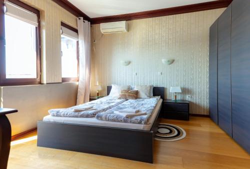 ソゾポルにあるGuest House Slavyankaのベッドルーム(ベッド1台、窓付)