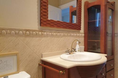 baño con lavabo y 2 espejos en SUPERBRIGHT APARTMENT close to BEACHES & METRO, en Urduliz