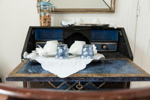 uma mesa com um conjunto de chá em cima de um fogão em B&B Casa Maria Vittoria em Torre del Greco
