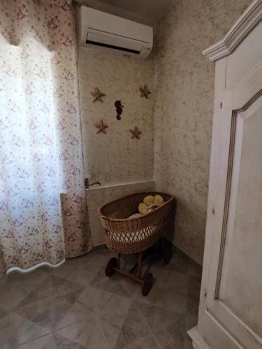 a bathroom with a basket of fruit on the wall at Casavacanze PugliaMia in Grottaglie