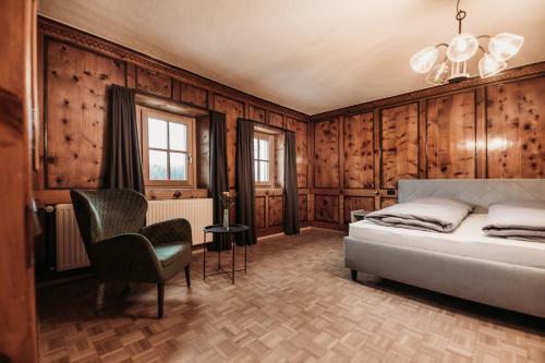 Una cama o camas en una habitación de Ban Hilba
