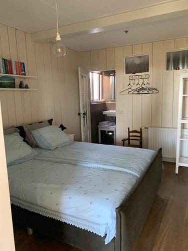 1 dormitorio con 1 cama grande en una habitación en Paleis Noordeinde, en Grootschermer