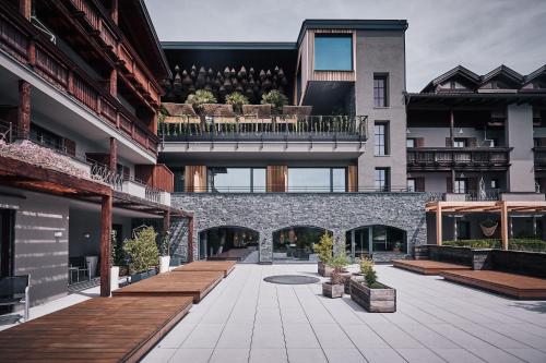 dziedziniec apartamentowca z balkonem w obiekcie Hotel Gerl w mieście Salzburg