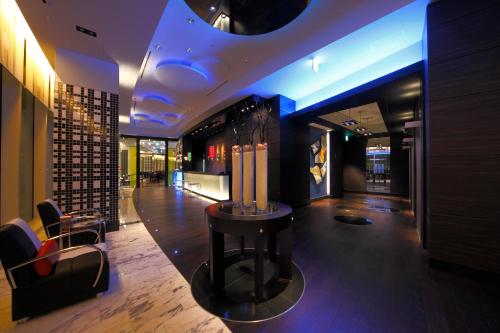 a lobby with a table in the middle of a building at New Otani Inn Yokohama Premium in Yokohama