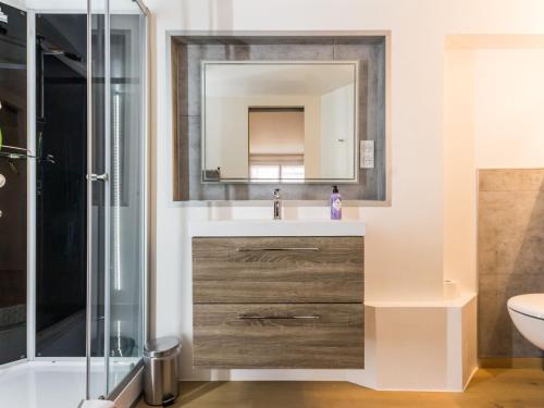 La salle de bains est pourvue d'un lavabo et d'un miroir. dans l'établissement Gîte Saint-Nazaire, 4 pièces, 6 personnes - FR-1-306-1203, à Saint-Nazaire
