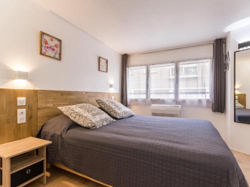 Un dormitorio con una cama grande y una ventana en Gîte Saint-Nazaire, 4 pièces, 6 personnes - FR-1-306-1203 en Saint-Nazaire