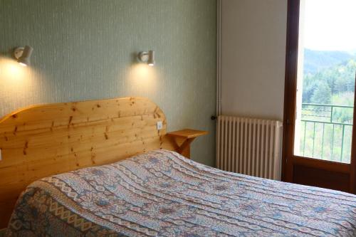 Postel nebo postele na pokoji v ubytování Hôtel Des Rochers
