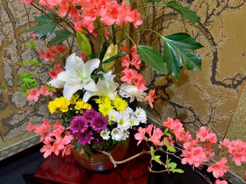 a bouquet of flowers in a vase on a table at Jizaiso in Nasu