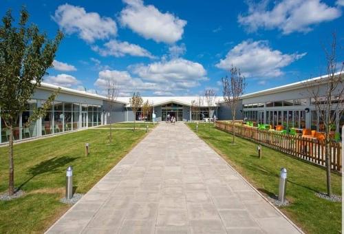 a building with a walkway in front of it at LUXURY CARAVAN 10 mins TO BEACH in Hull
