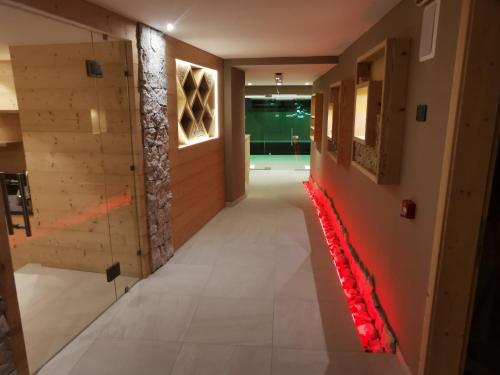 einen Korridor in einem Gebäude mit einer roten Linie auf dem Boden in der Unterkunft Panorama Hotel Fontanella in Madonna di Campiglio