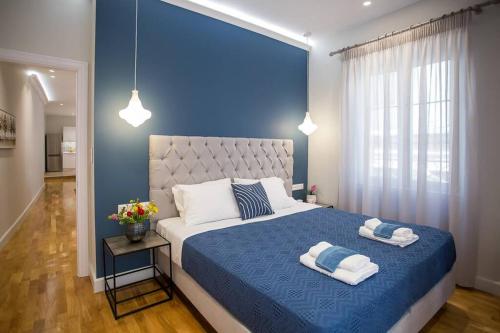 um quarto com uma cama grande com duas toalhas em The Sway Apartment- Luxury Loft in Corfu Town em Corfu Town