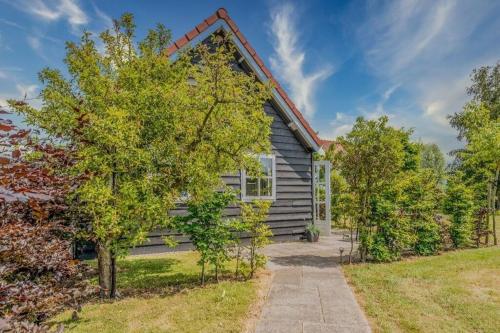 a house with a pathway leading to it at 't Schouws Uusje in Burgh Haamstede