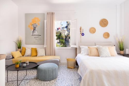 un soggiorno con due letti e un divano di Little Bright Studio · Corfu Old Town a Città di Corfù