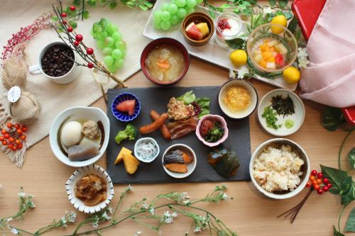 uma mesa coberta com pratos de comida e tigelas de comida em Richmond Hotel Himeji em Himeji