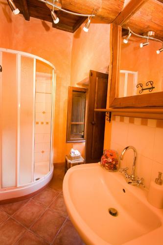 Ένα μπάνιο στο Il Mulino - beautiful, family-friendly Tuscan villa with fenced pool