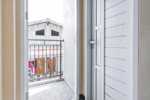 d'une porte ouverte avec vue sur un balcon. dans l'établissement RedDoorz At Pelangi Guest House, à Balikpapan