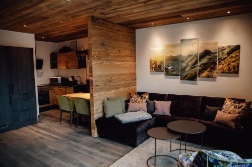 sala de estar con sofá y mesa en Zillertal Juwel, en Fügen