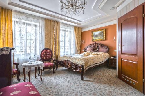 a bedroom with a bed and a chandelier at Pałacyk Karkonosze koło Karpacza in Karpacz