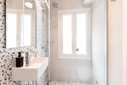 un bagno con lavandino e doccia di Little Bright Studio · Corfu Old Town a Città di Corfù