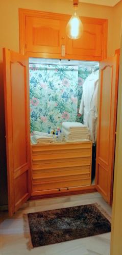 a room with a cabinet with a dresser in it at Ziza in Córdoba