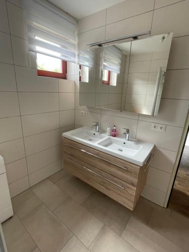 La salle de bains est pourvue d'un lavabo et d'un miroir. dans l'établissement Apartment Ferienwohnung Kogler, à Kraig