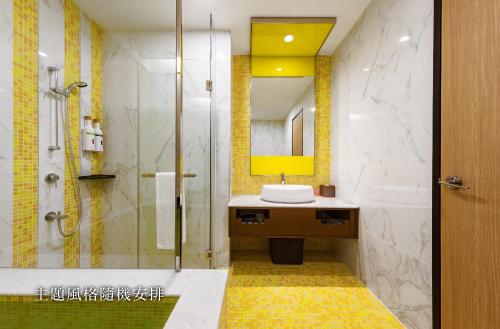 a bathroom with a sink and a shower at Chuang-tang Spring Spa Hotel in Jiaoxi