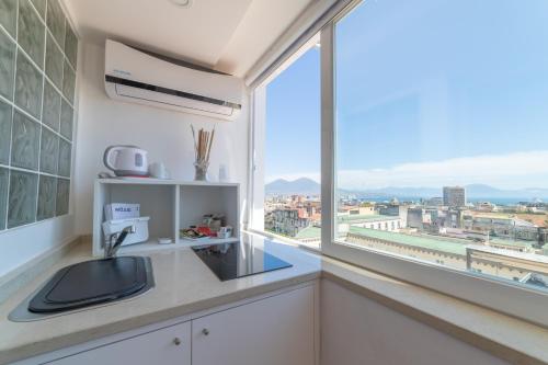 una cucina con lavandino e una grande finestra di Annunziata Bed and Breakfast a Napoli