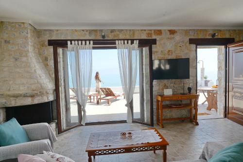 Μια τηλεόραση ή/και κέντρο ψυχαγωγίας στο Antorina Beachfront Villas with Private Pools