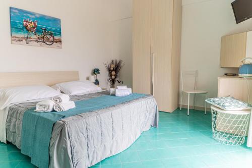 - une chambre avec un lit et des serviettes dans l'établissement Albergo Diffuso Bacco Furore, à Furore