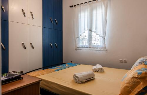 a bedroom with a bed and a window at Melisses Sea View House in Plaka Milou