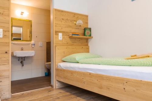 Posteľ alebo postele v izbe v ubytovaní Camping & Pension Au an der Donau