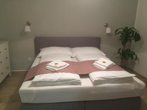 Ein Bett oder Betten in einem Zimmer der Unterkunft Gästewohnung Schlossblick
