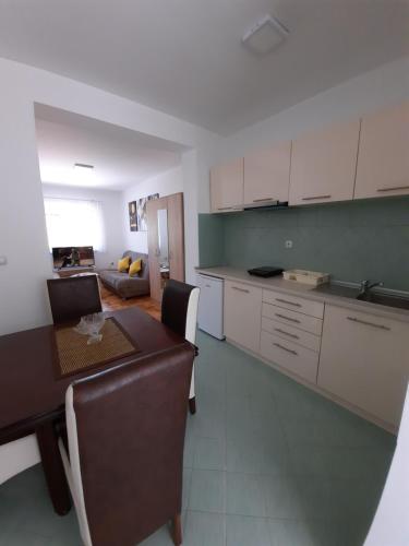 a kitchen and dining room with a table and chairs at Apartmani Milojić in Soko Banja