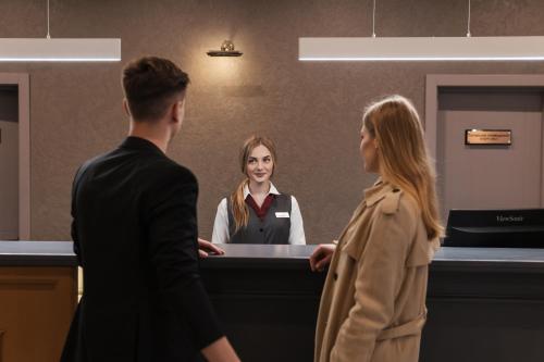 Členové personálu v ubytování Optima Collection Bergshloss Rivne