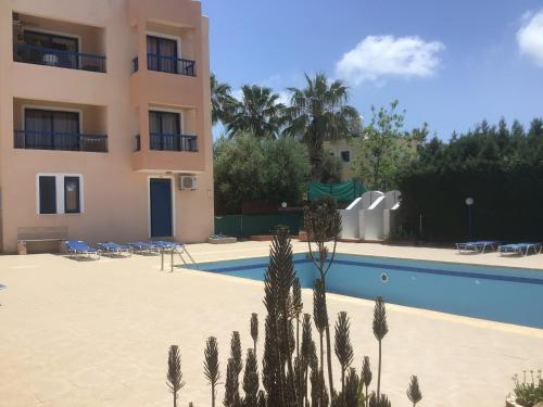 hotel z basenem obok budynku w obiekcie King Philips w mieście Paphos