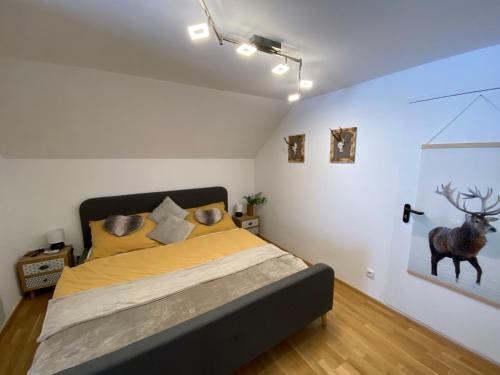 Un pat sau paturi într-o cameră la Sonnenhütte