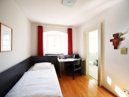 Postel nebo postele na pokoji v ubytování Kloster Frauenberg