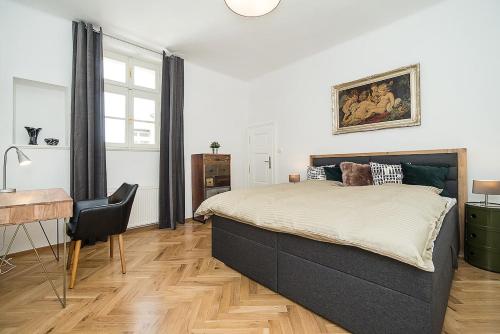 um quarto com uma cama grande e uma secretária. em Newly renovated 1-bed apartment at Charles Bridge em Praga