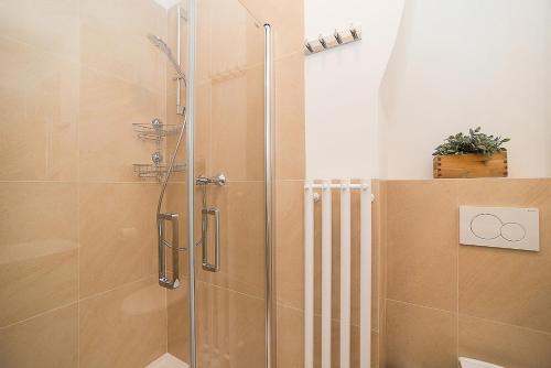 een douche met een glazen deur in de badkamer bij Newly renovated 1-bed apartment at Charles Bridge in Praag