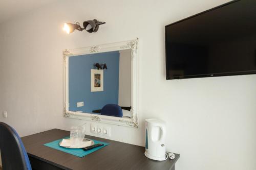 a room with a table and a mirror on the wall at Pensiunea Pictorilor in Baia Mare