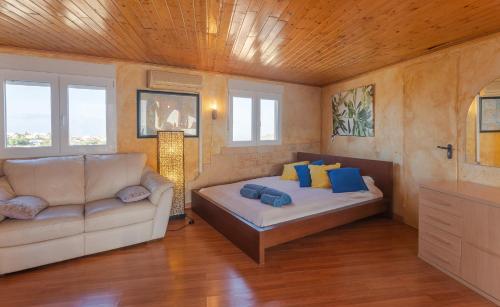 a living room with a couch and a couch and windows at MultiAventura en Agüimes in Agüimes