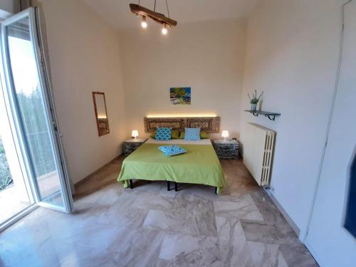 um quarto com uma cama com um cobertor verde em Confortevole e luminoso appartamento zona Gallipoli em Galatone