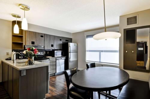 Dapur atau dapur kecil di Hyatt House Atlanta Cobb Galleria