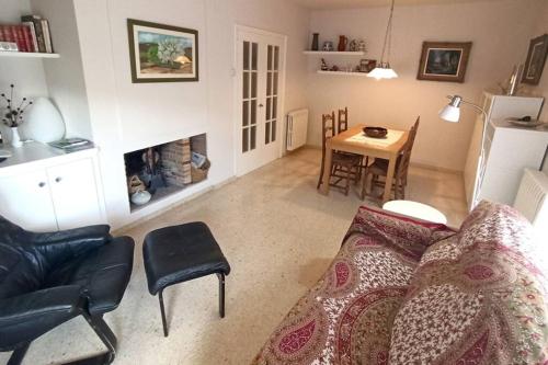 a living room with a couch and a table at Ca la Mercè - Agradable casa en Amer in Amer