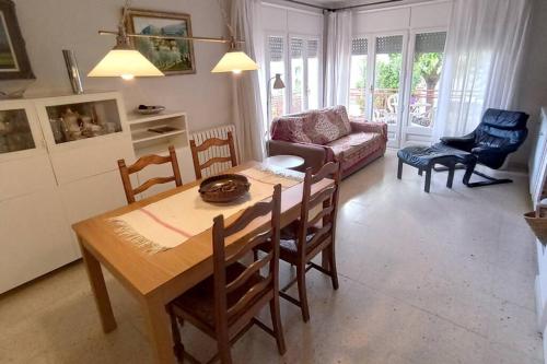 sala de estar con mesa, sillas y sofá en Ca la Mercè - Agradable casa en Amer, en Amer