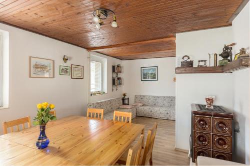 een eetkamer met een houten tafel en een bank bij Hostel Mama Minka in Bohinj