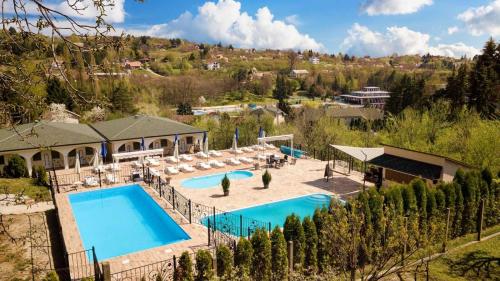 Bazén v ubytování Sunčani Breg Apartments Vrdnik nebo v jeho okolí