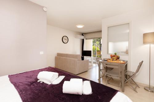 1 dormitorio con 1 cama y sala de estar en Antares S YourHostHelper, en Cannes