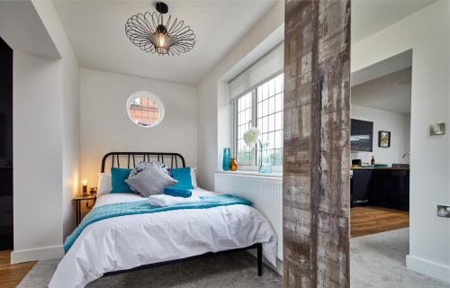 - une chambre avec un lit et une fenêtre dans l'établissement Coppergate Mews Apartment 2, à Doncaster